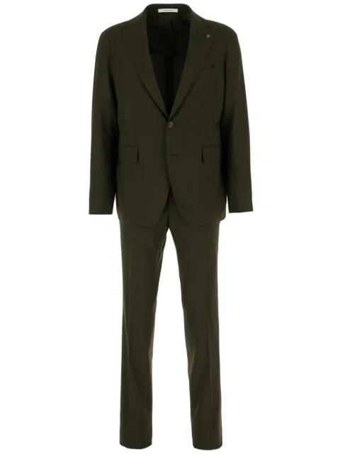 Tagliatore traje con detalle de broche