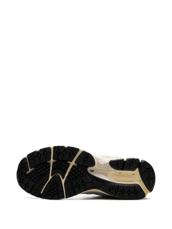 New Balance 2002R “White/Reflection/Gold Metallic” スニーカー
