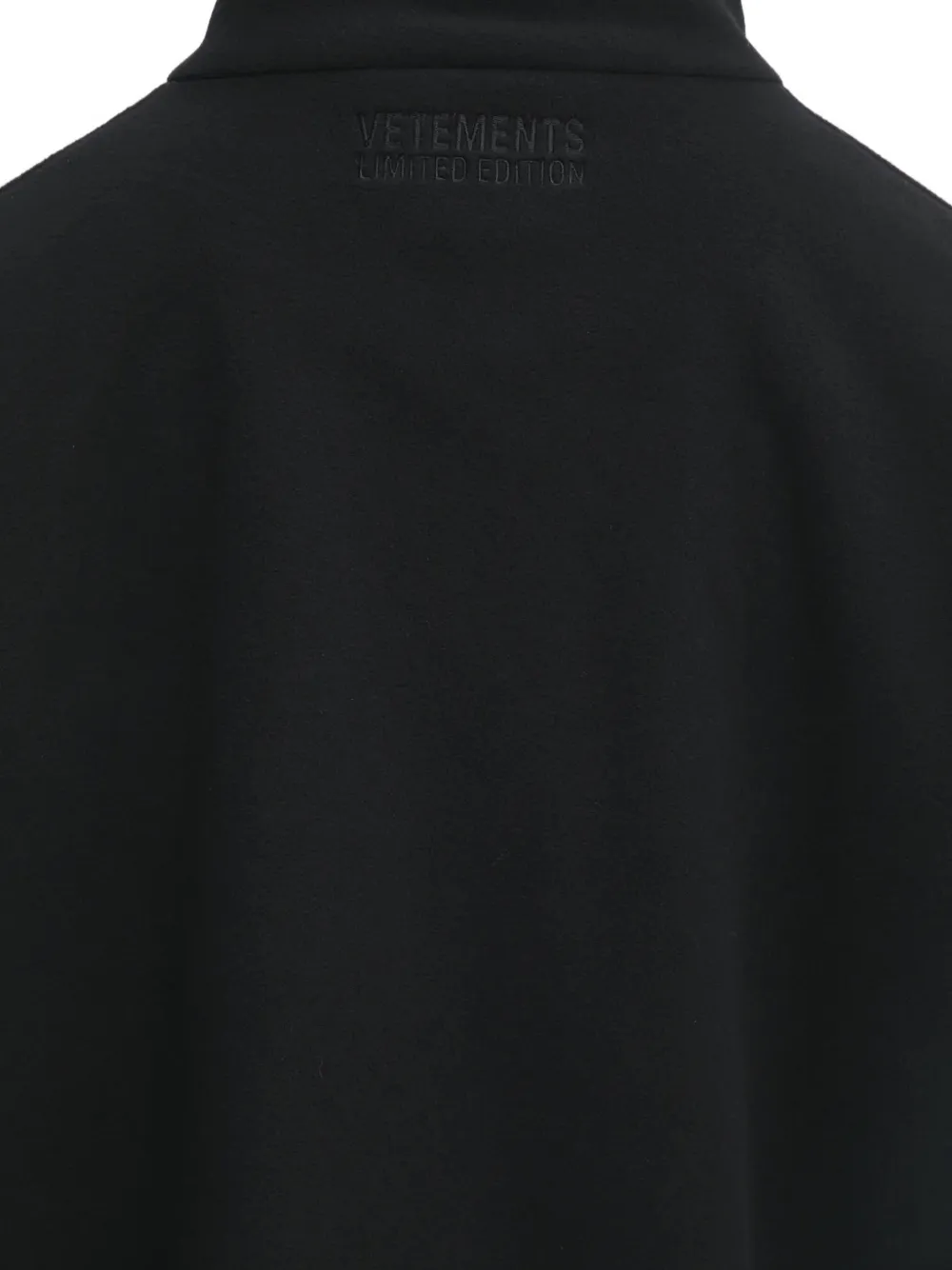 VETEMENTS logo-embossed zip-up jacket Zwart