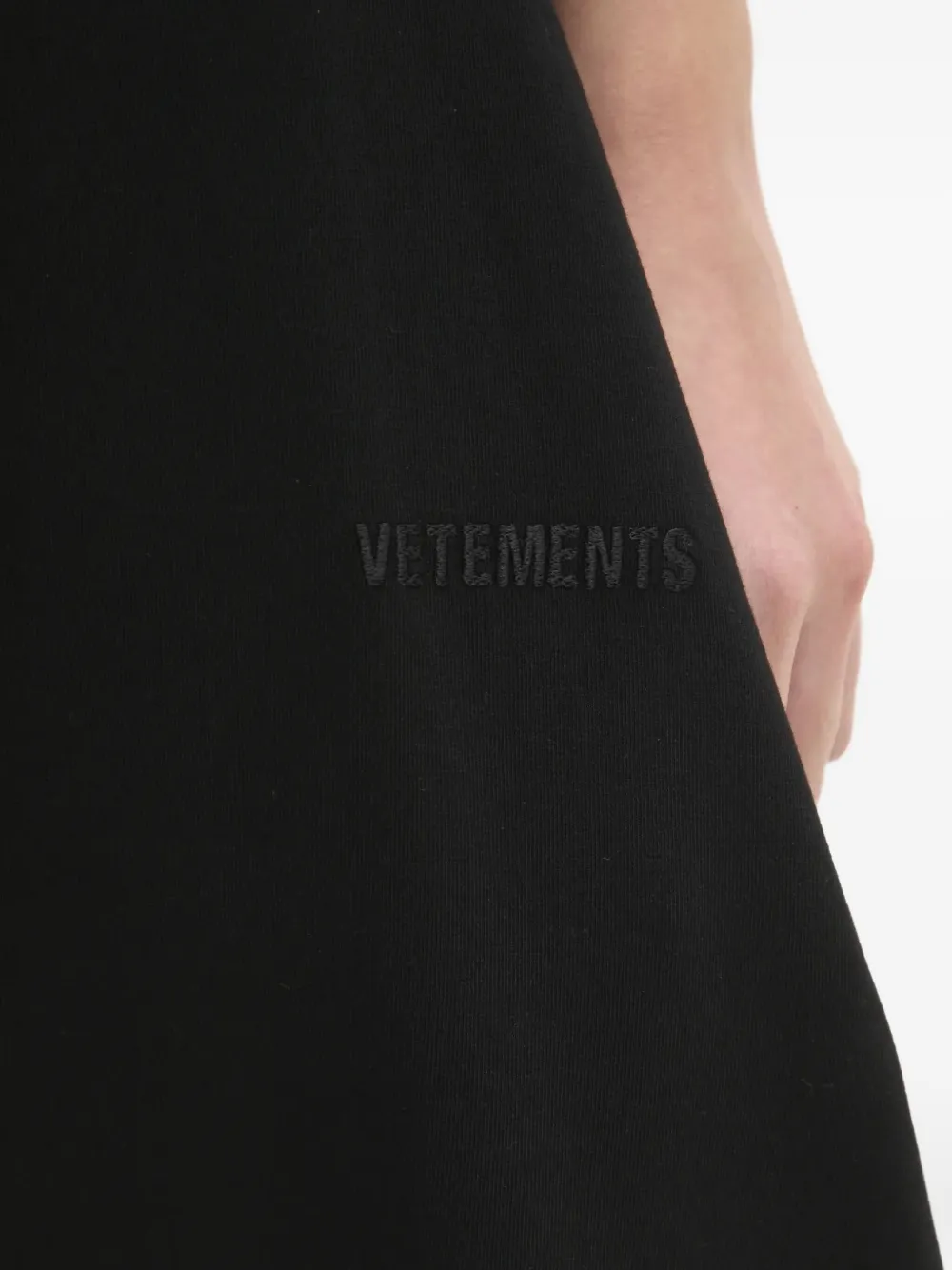 VETEMENTS logo-embroidered flared skirt Zwart