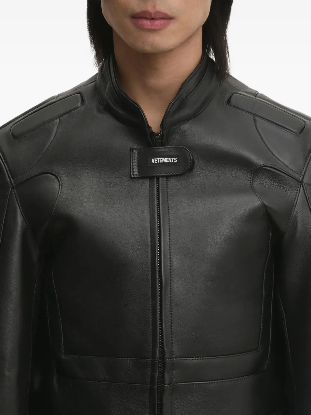 VETEMENTS logo-embossed leather jacket Zwart