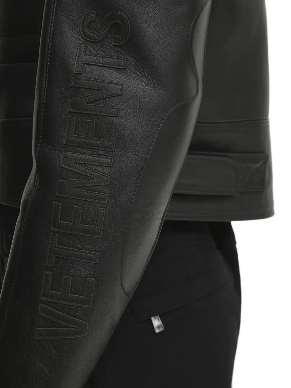 VETEMENTS logo-embossed leather jacket Zwart