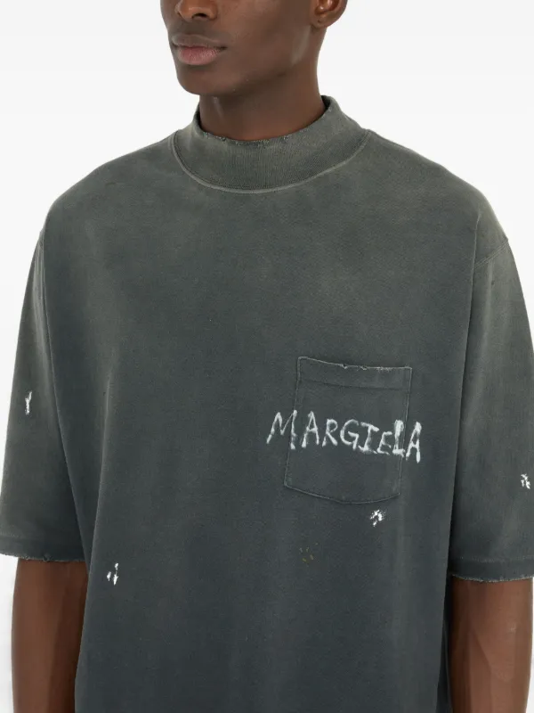 【関税込み】Maison Margiela グレー グラフィティ ロゴ Tシャツ Maison Margiela logo-print T-shirt | Grey | FARFETCH