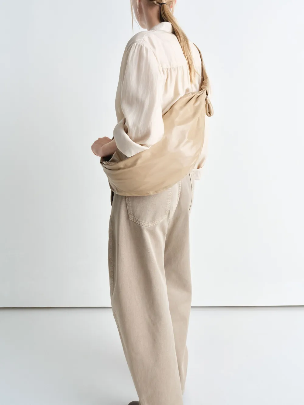 LEMAIRE Croissant medium schoudertas Beige