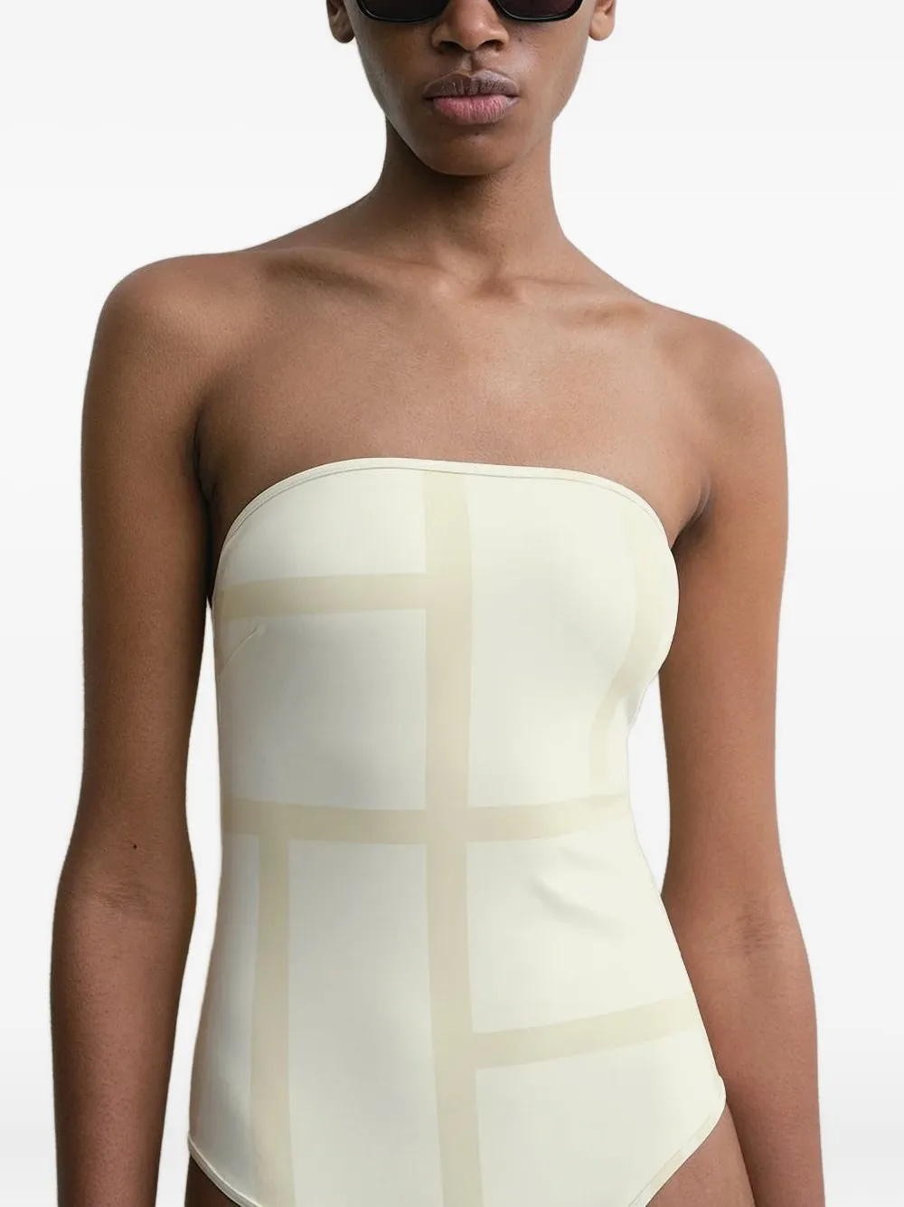 TOTEME Strapless badpak met monogram Beige