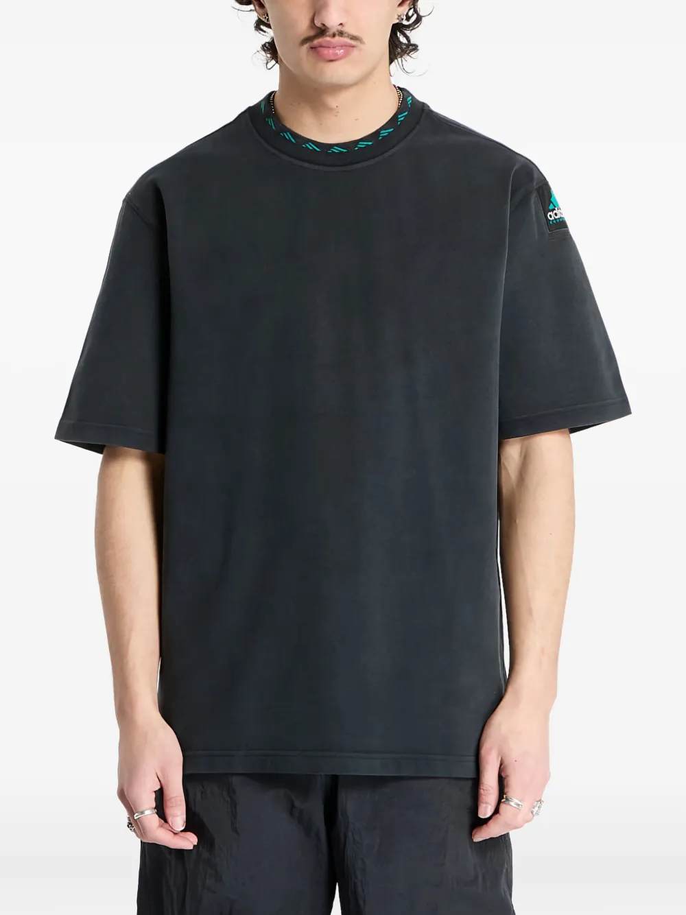 adidas playera con logo de parche | negro | Image 1