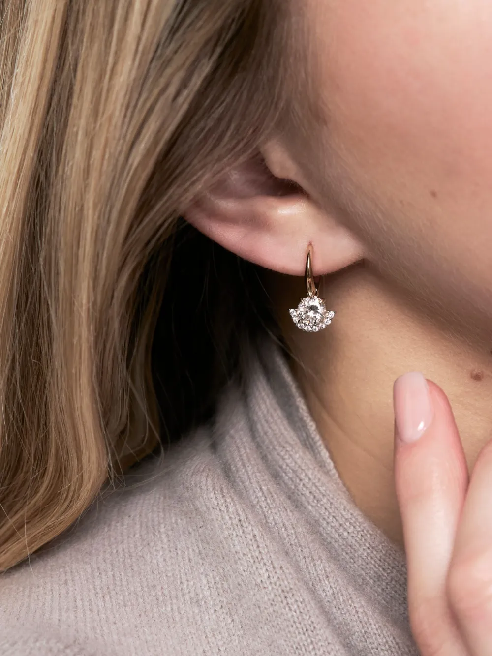 Dinny Hall aretes Libby en oro amarillo de 14kt con diamantes | Joyas de lujo | Image 2