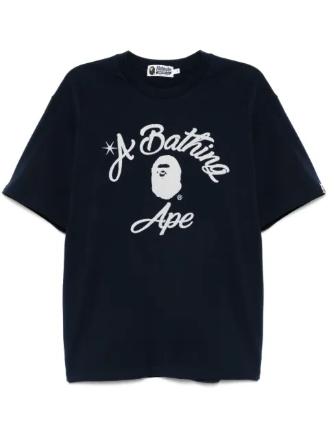 A BATHING APE® playera universitario con detalle de cadena