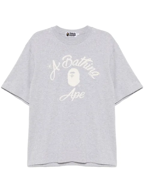 A BATHING APE® playera universitaria con detalle de cadena