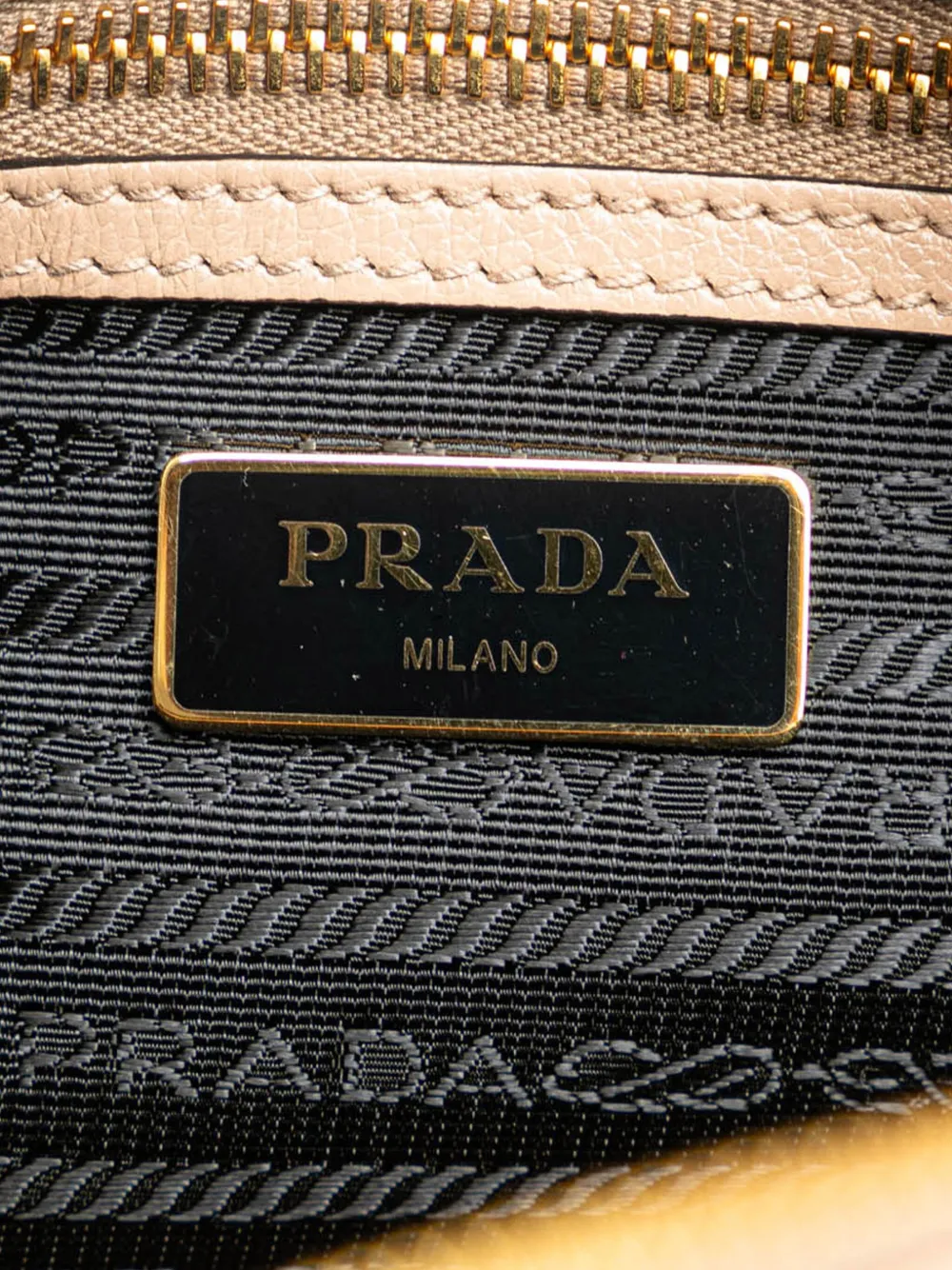 Prada Pre-Owned 2000-2024 Leather Embossed Logo Camera Bag