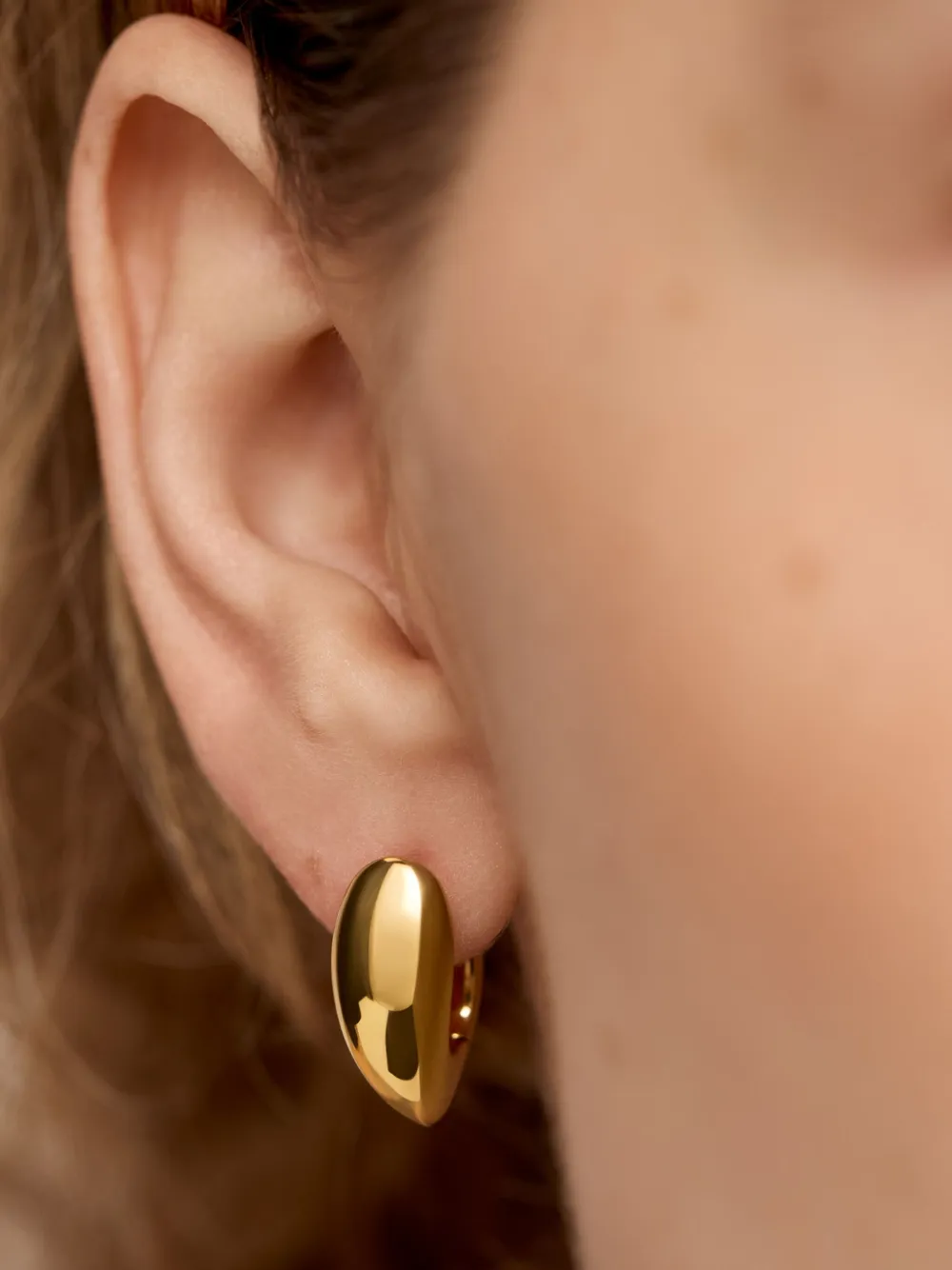 Monica Vinader Medium Nura oorbellen - Goud