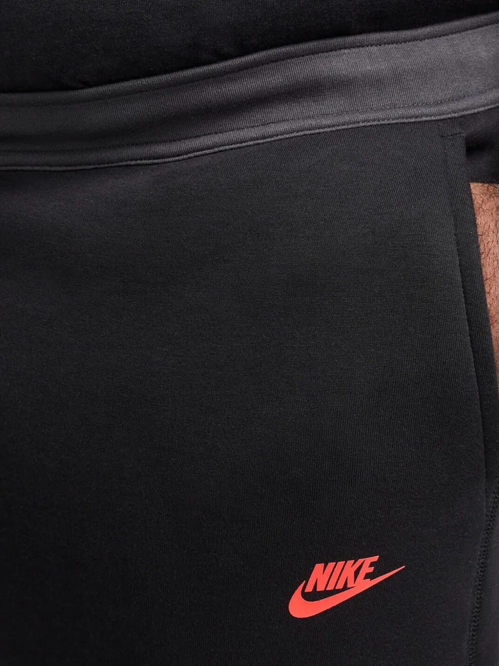 Nike Tech Fleece "Black Dark Smoke Grey Light Crimson" trainingsbroek Zwart