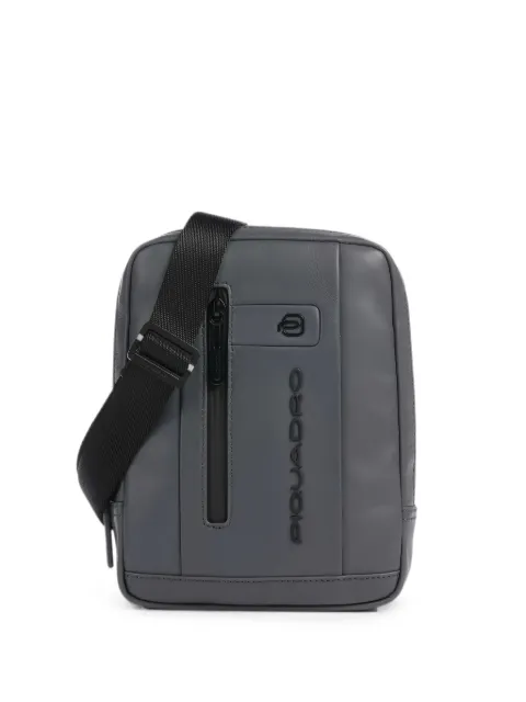 PIQUADRO mochila tipo mensajero con logo en relieve