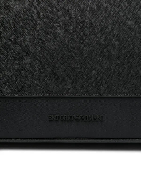 Emporio Armani ロゴエンボス PCバッグ | ブラック | FARFETCH JP