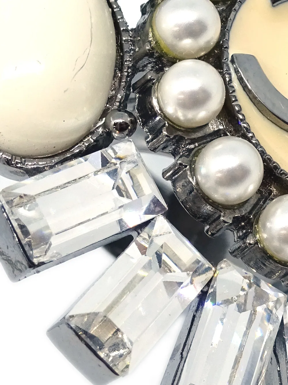 Pre-owned Chanel 2017 Rhinestone Ring In Silver