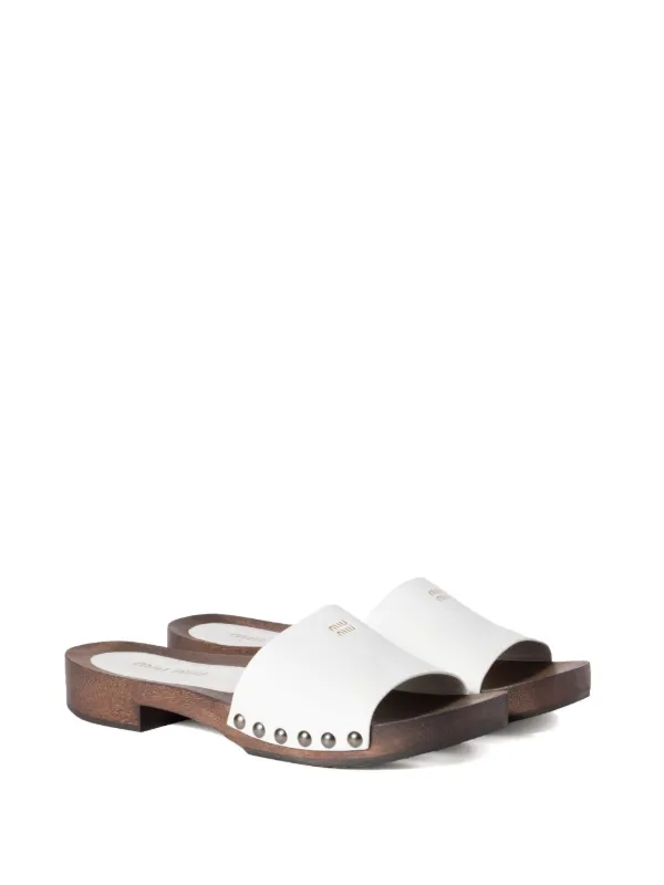 サンダル・ミュール MIUMIU WHITE LEATHER CLOGS Miu Miu patent-leather Clogs | White | FARFETCH