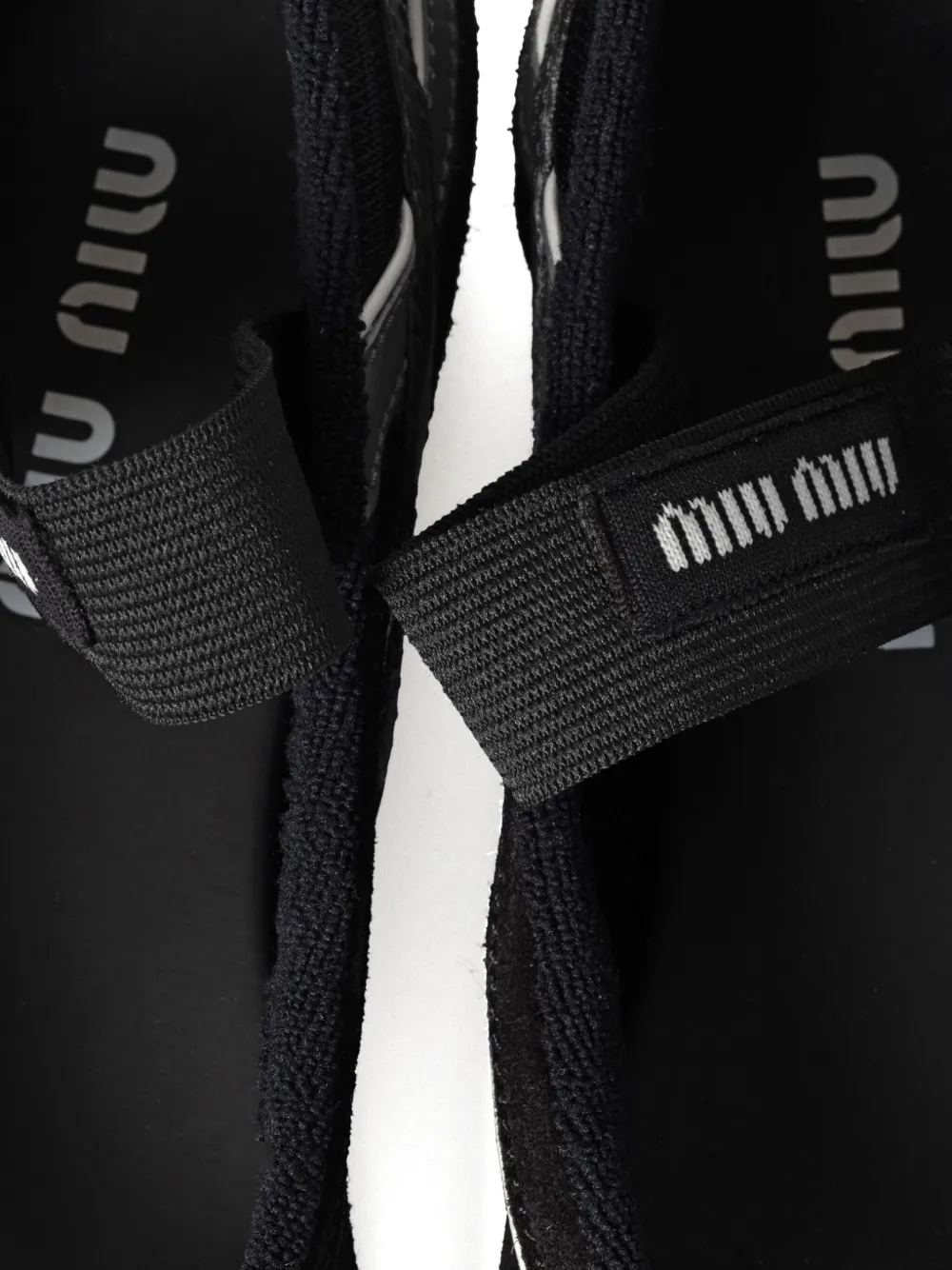 Miu Sandalen met logoprint Zwart