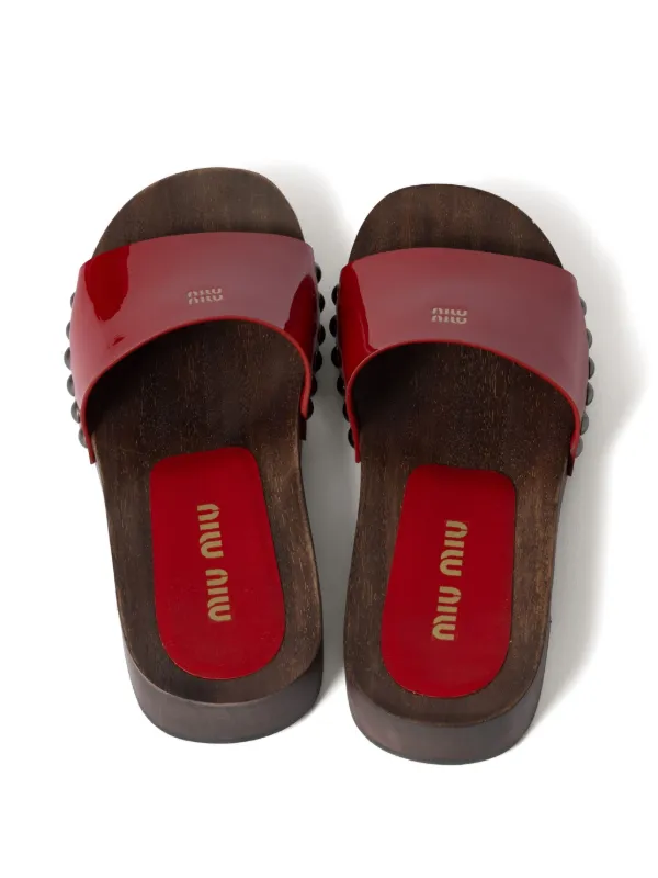 【MIU MIU】パテントレザー サンダル 5X342EFB055069F0002 Miu Miu レザーサンダル | レッド | FARFETCH JP