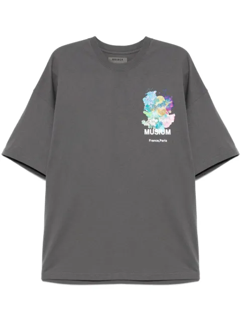 Musium Div. playera con logo estampado