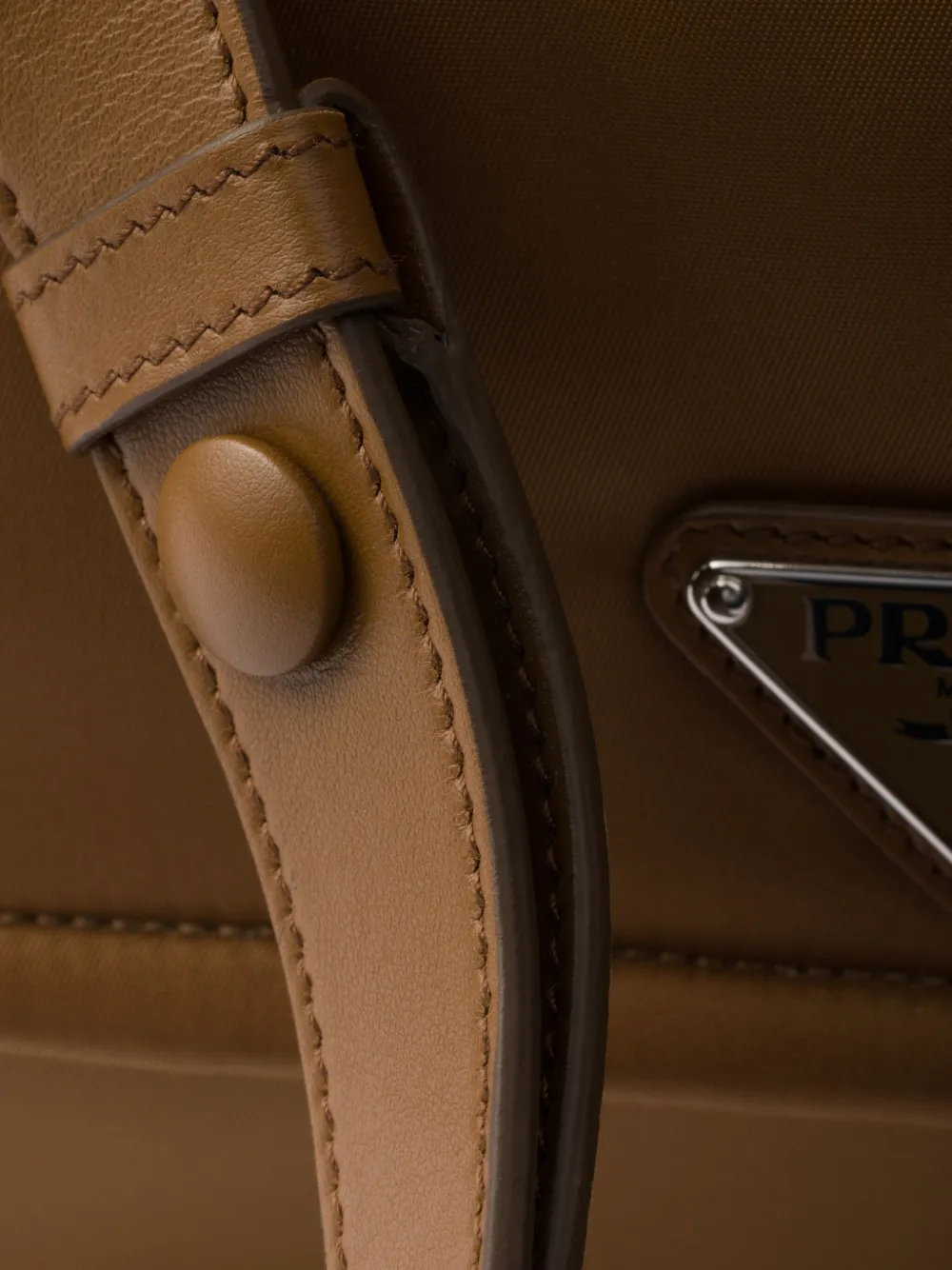Prada Grote Re-Nylon gewatteerde schoudertas Bruin