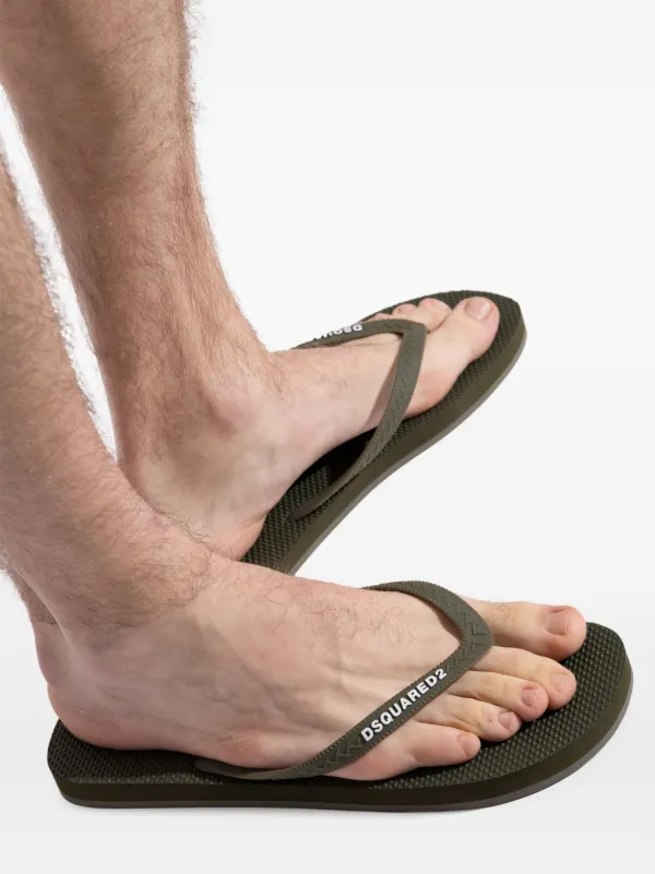 サンダル DSQUARED2 Men Sandals Green FFM000117200001 8085 DSQUARED2 logo-embossed Flip Flops | Green | FARFETCH