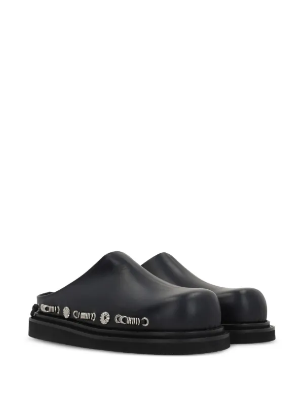 ウンドゥ Toga Virilis Studded Clogs | Black | FARFETCH