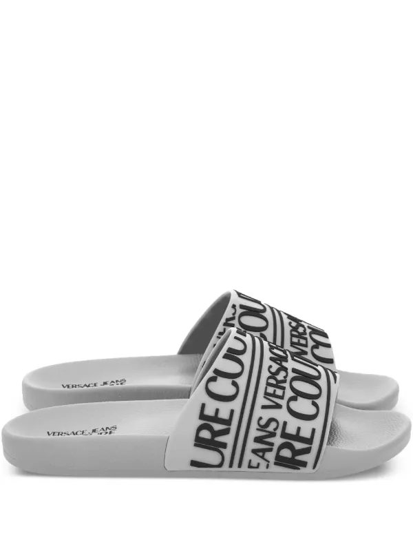 【ヴェルサーチジーンズ】ロゴ サンダル ラバーソール ホワイト Versace Jeans Couture ロゴ サンダル | ホワイト | FARFETCH JP
