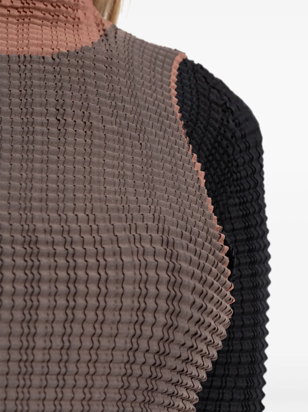 Issey Miyake Plissé T-shirt Bruin