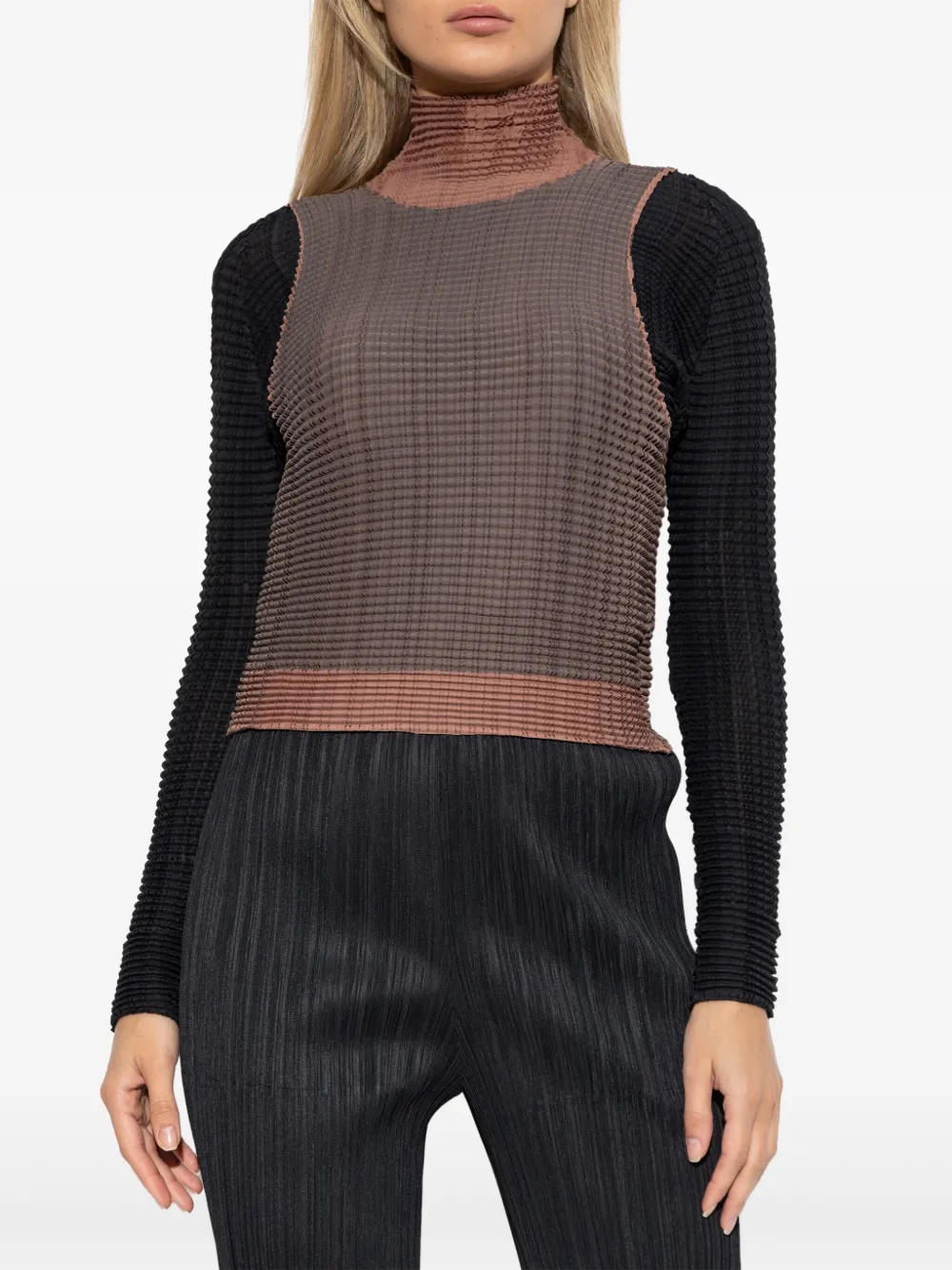 Issey Miyake Plissé T-shirt Bruin