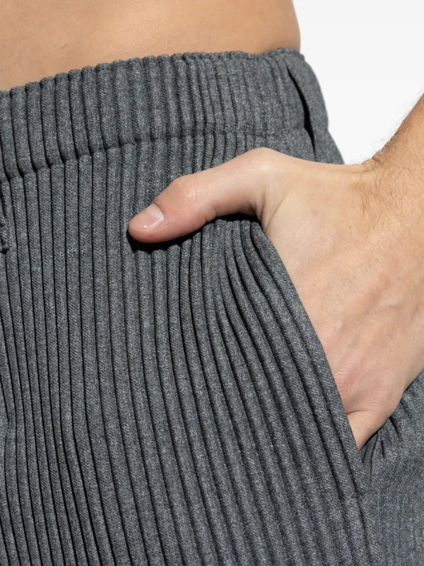 オムプリッセ　プリーツパンツ 服好きでも、そうでなくても、迷ったら履けば100点、「イッセイ