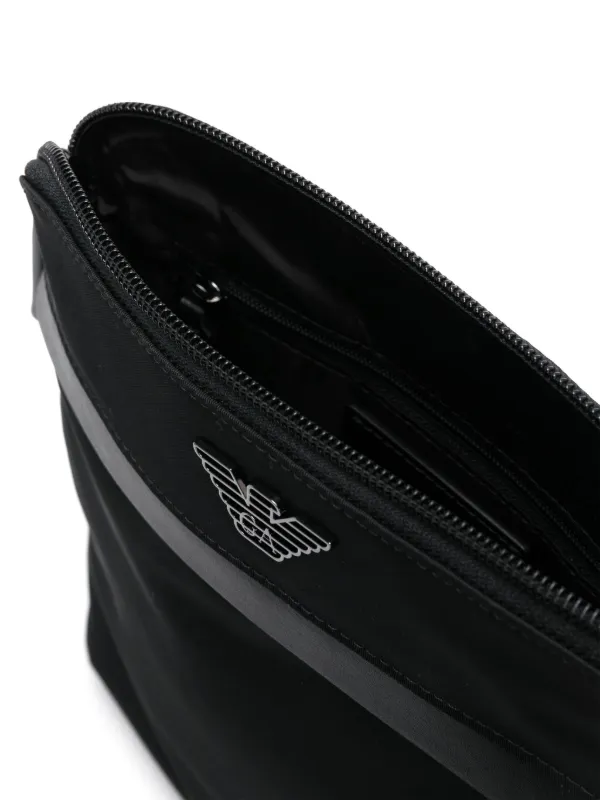 Emporio Armani ロゴプレート ショルダーバッグ | ブラック | FARFETCH JP