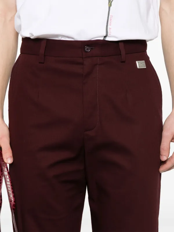 ☻DOLCE&GABBANAドルチェ&ガッバーナ　プレート付 チノパンツ☻ Dolce & Gabbana ロゴプレート チノパンツ | レッド | FARFETCH JP