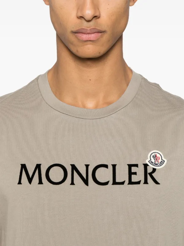 【関税込み】Moncler グレー フロックロゴ Tシャツ Moncler フロックロゴ Tシャツ | グレー | FARFETCH JP
