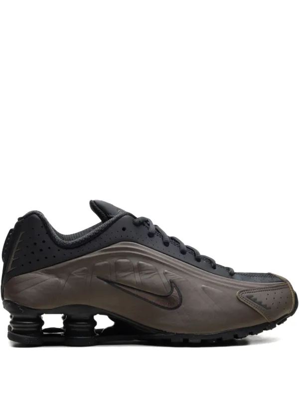 Nike Shox R4 “Ironstone/Off Noir/Off Noir” スニーカー