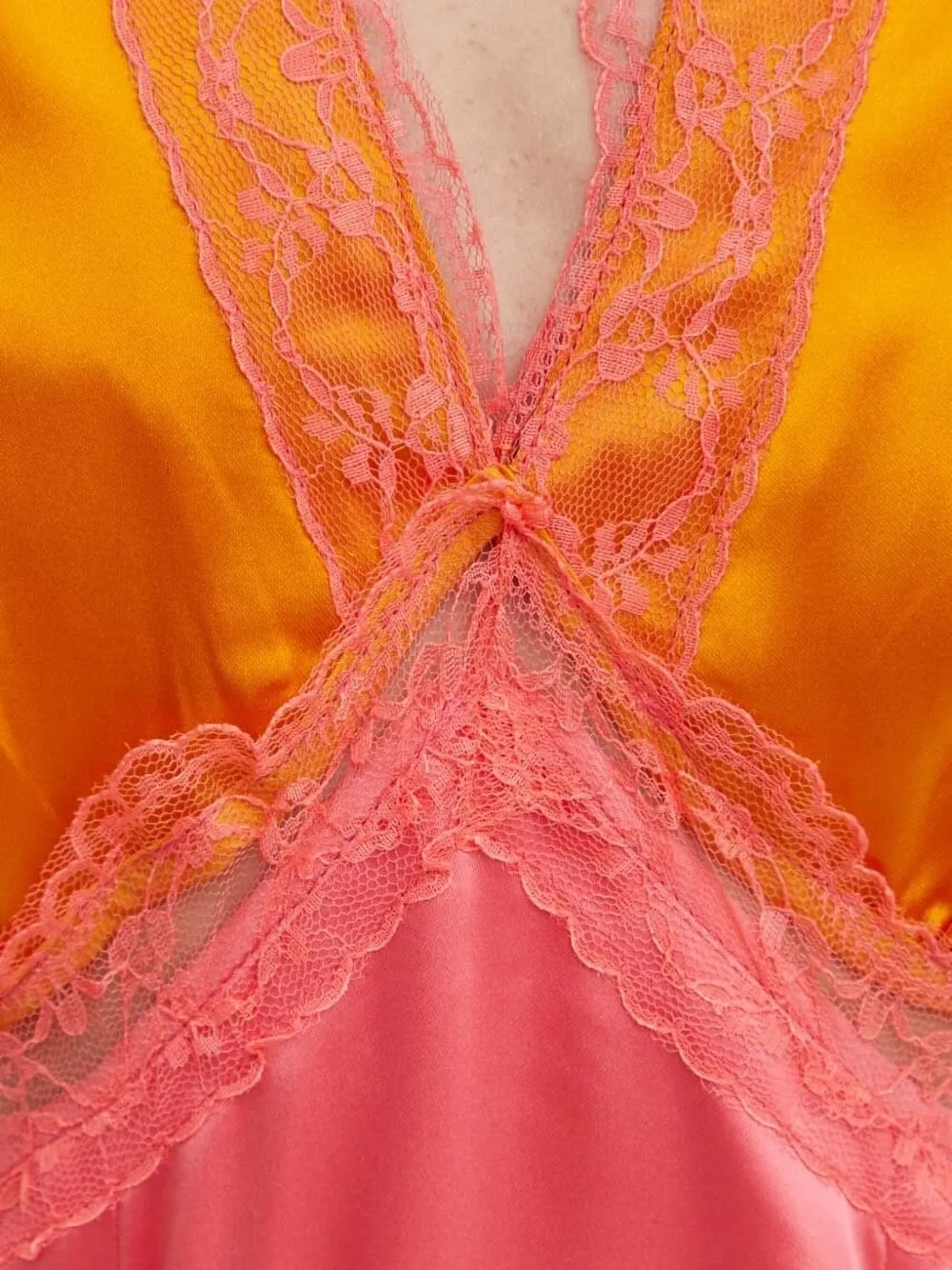 NEVER FULLY DRESSED Satijnen jurk met kanten vlakken Roze