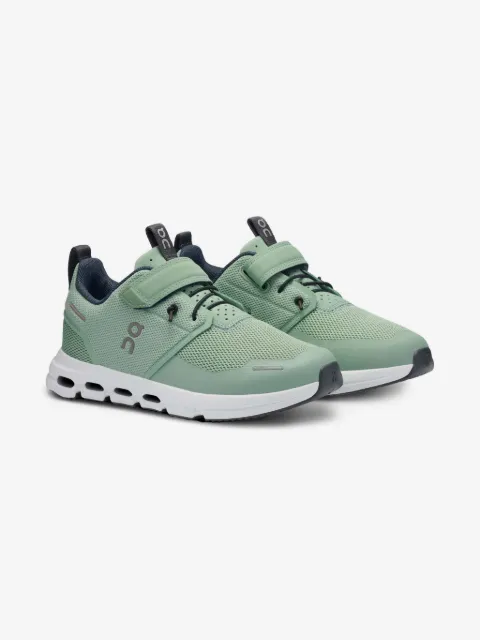 on running kids On Cloud Play sneakers
