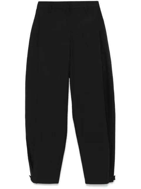 Amomento pantalones plisados