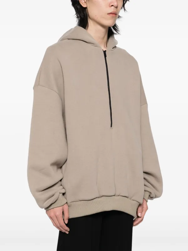 お洒落なロゴ【FEAR OF GOD】Fleece ハーフジップフーディー Fear Of God ハーフジップ パーカー | ニュートラル | FARFETCH JP