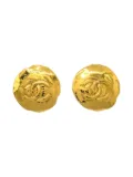 CHANEL Pre-Owned 1993 CC Button clip-on earrings - Gold