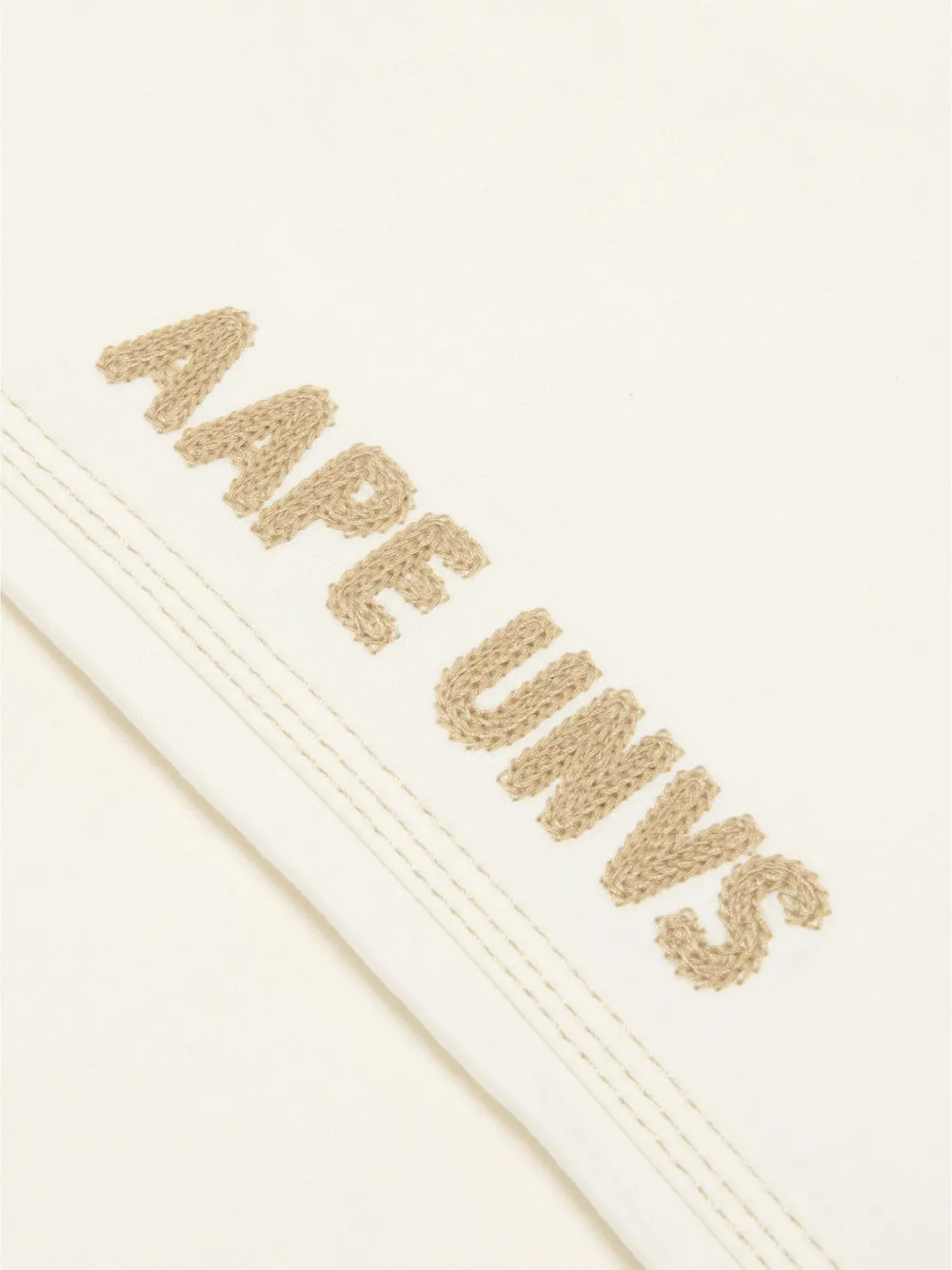 AAPE BY *A BATHING APE Broek met logopatch Beige