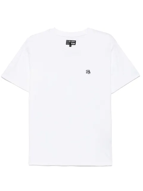 izzue playera con parche del logo
