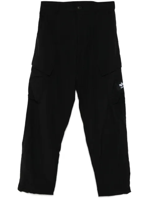 izzue logo-patch trousers