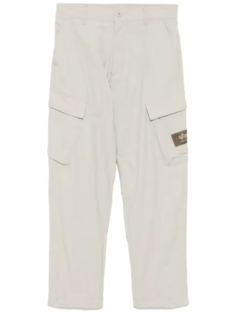 izzue logo-patch trousers