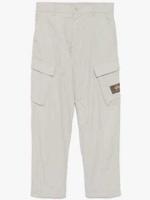 izzue logo-patch trousers