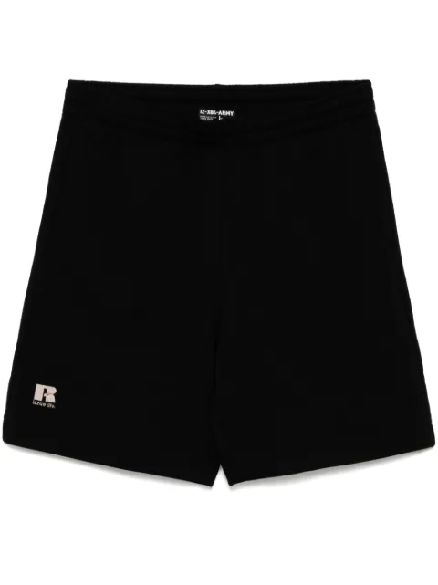 izzue logo-embroidered shorts