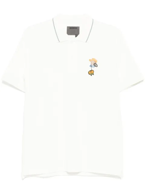 Musium Div. playera tipo polo bordada