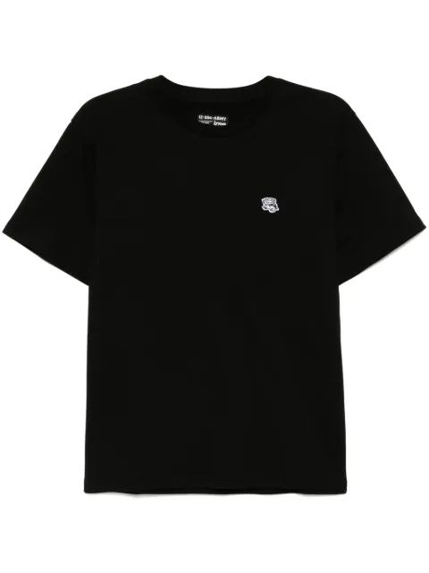 izzue playera con parche del logo