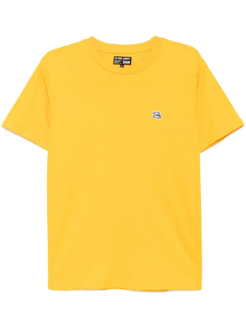 izzue playera con parche del logo