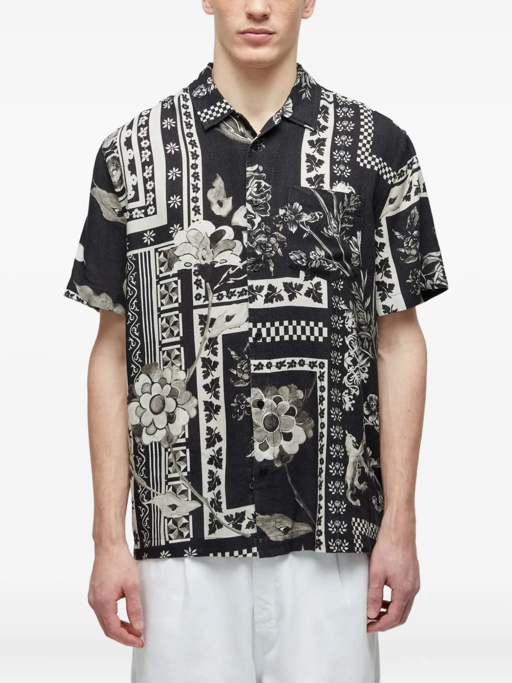 Osklen blommig skjorta med lappdesign | svart | Image 1