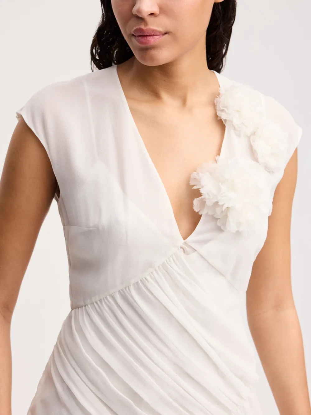 Alejandra Alonso Rojas Gedrapeerde chiffon jurk Beige